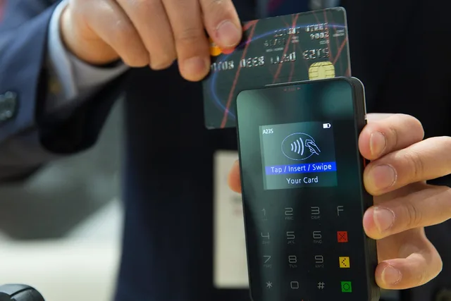 credit card, payment, credit, card, money, business, shopping, transaction, bank, paying, debit, pay, commerce, buy, debt, e-commerce, purchase, chip, financial, finance, banking, electronic, retail, online, credit card, credit card, credit card, credit card, credit card, payment, payment, payment, payment, bank, pay, debt, banking. Contactloos betalen accepteren: limieten en beveiliging