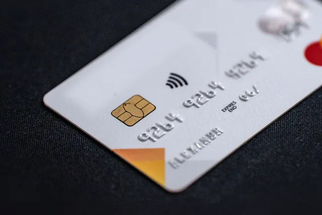 credit card, betaalkaart, kaart, winkelen, bankieren, credit, geld, betalen, betaling, online, e commerce. Kostprijs van iDEAL en creditcard: wat betaalt een webshop?